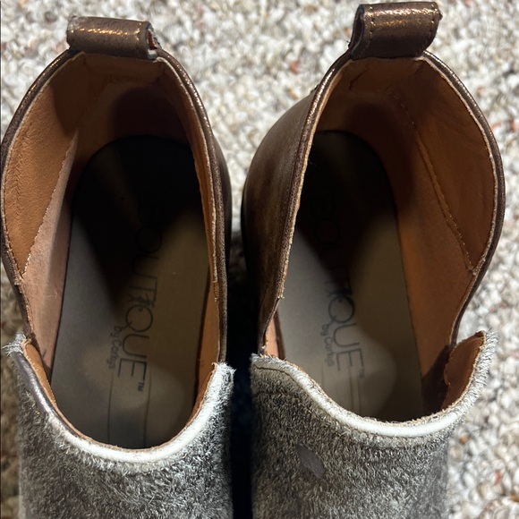 Stylish Gray Ankle Boots - Picture 3 of 7